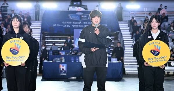 사진 신한SOL Bank 25-26 H리그 캠페인 ‘핸드볼과 함께, 마음의 패스’를 선서하는 여자선수들과 선수대표 부산시설공단 류은희(가운데)