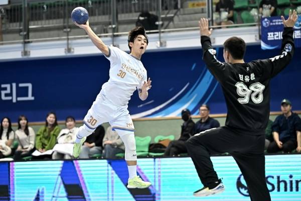 사진 인천도시공사 이요셉이 로빙슛을 던지고 있다