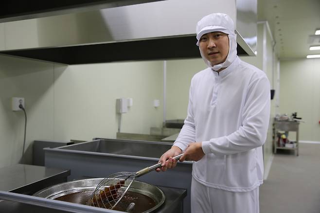 장원준 4대 대표는 전통을 잇는다는 자부심으로 주식회사 명일에 합류했다./사진=중기부 제공.