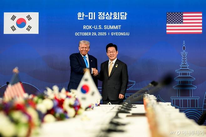 (워싱턴=뉴스1) 류정민 특파원 = 이재명 대통령과 도널드 트럼프 미국 대통령이 지난 29일 한미정상회담 장소인 국립경주박물관에서 만나 악수하고 있다.(백악관 공식 사진, 다니엘 토록 촬영, 재판매 및 DB금지)  Copyright (C) 뉴스1. All rights reserved. 무단 전재 및 재배포,  AI학습 이용 금지.