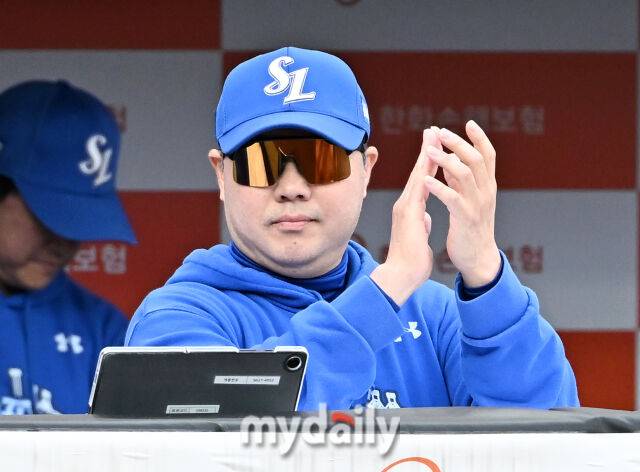 19일 오후 대전광역시 중구 대전한화생명볼파크에서 진행된 '2025 프로야구 KBO리그 포스트시즌' 플레이오프(PO) 2차전 한화이글스와 삼성라이온즈의 경기. 삼성 박진만 감독이 선수들에 박수를 치고 있다./마이데일리