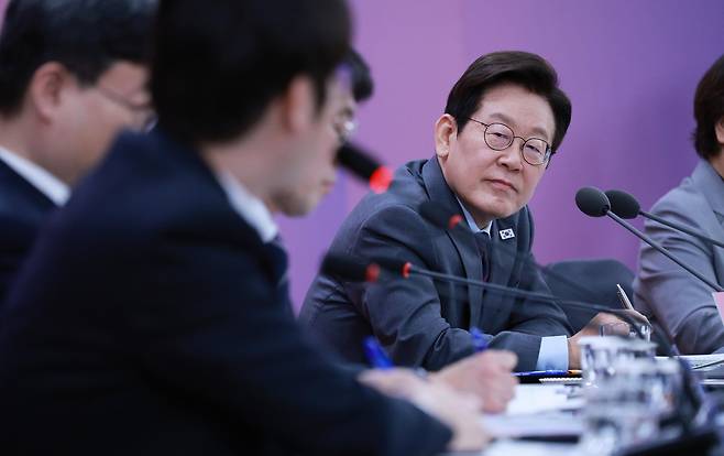 이재명 대통령이 지난달 24일 대구 엑스코에서 열린 ‘대구의 마음을 듣다’ 타운홀미팅에서 하정우 인공지능(AI)미래기획수석의 발언을 듣고 있다. [대통령실통신사진기자단] [연합]