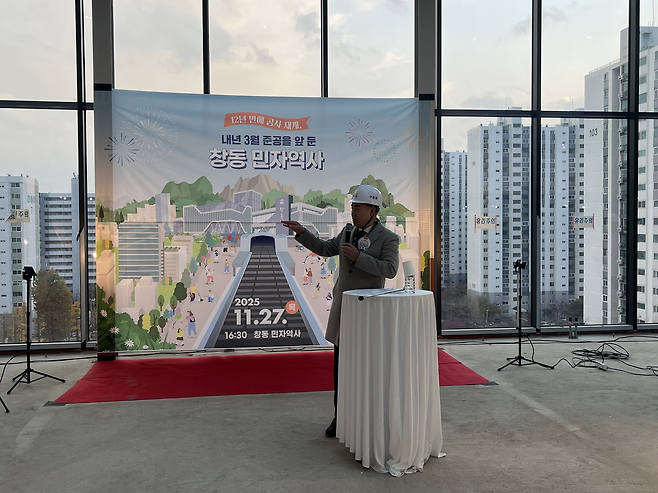 오언석 도봉구청장이 지난 27일 공사가 진행중인 창동민자역사 8층에서 기자설명회를 하고 있다. 박병국 기자