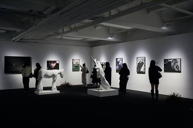 [서울=뉴시스] 라이즈 싱글 '페임' 발매 기념 일민미술관 전시회 현장. (사진 = SM엔터테인먼트 제공) 2025.11.30. photo@newsis.com *재판매 및 DB 금지