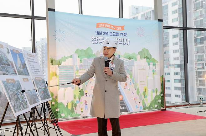 [서울=뉴시스] 창동권역 일대 개발 청사진에 대해 설명하고 있는 오언석 도봉구청장. 2025.11.30. (자료=도봉구 제공)  *재판매 및 DB 금지