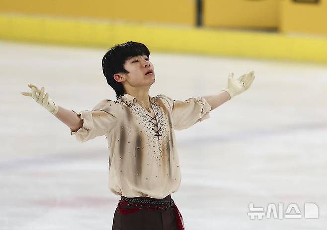 [서울=뉴시스] 김근수 기자 = 피겨 스케이팅 최하빈(한광고)가 30일 서울 양천구 목동 아이스링크에서 열린 2025 KB금융 전국남녀 피겨스케이팅 회장배 랭킹대회에서 남자 시니어부문 프리스케이팅 연기를 마치고 관중들에게 인사하고 있다.이번 대회는 2026 ISU 사대륙 피겨스케이팅 선수권대회 파견선수 선발전과 2026 밀라노 코르티나 동계올림픽대회 1차 선발전, 2026/27 국가대표 1차 선발전으로 진행된다. 2025.11.30. ks@newsis.com