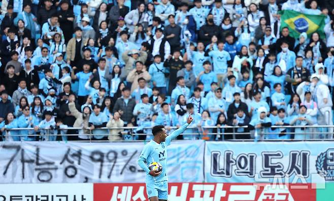 [대구=뉴시스] 이무열 기자 = 30일 대구 북구 대구iM뱅크PARK에서 열린 하나은행 K리그1 2025 38라운드 대구FC와 FC안양의 경기, 대구 지오바니가 후반 골을 성공시킨 뒤 기뻐하고 있다. 2025.11.30. lmy@newsis.com