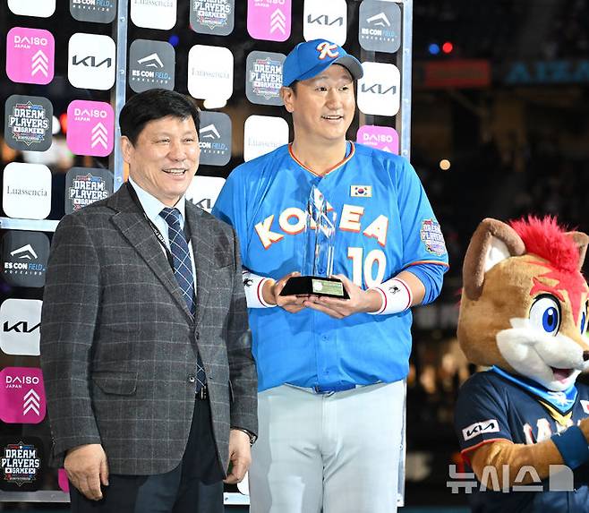 [키타히로시마=뉴시스] 사진공동취재단 = 30일 오후(현지 시간) 일본 홋카이도 키타히로시마시 에스콘필드 홋카이도에서 열린 '한일 드림 플레이어즈 게임'에서 MVP를 수상한 이대호가 허구연 KBO 총재와 기념촬영을 하고있다.이 게임은 한국과 일본 프로야구를 대표했던 스타들이 총 출동해 양국의 우정을 이어가는 경기다. 2025.11.30. photo@newsis.com