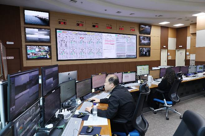시화호조력발전소 통제실 내부 모습. 한국수자원공사 제공