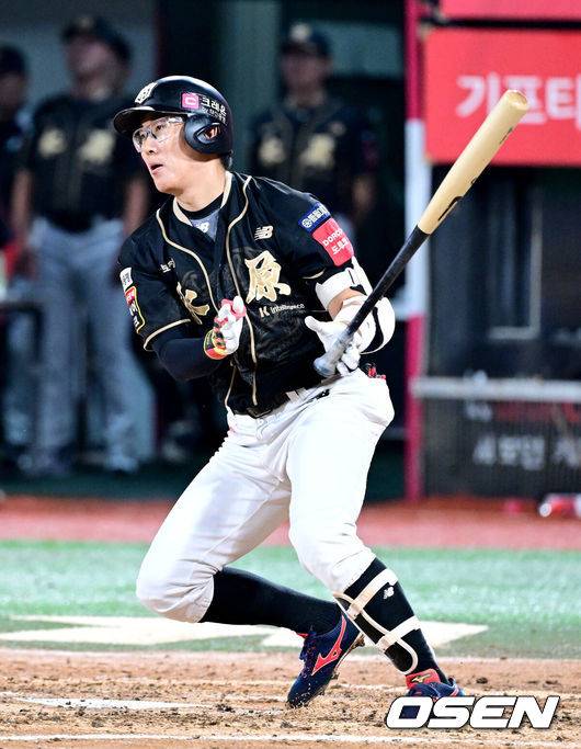 [OSEN=수원, 최규한 기자] 16일 수원 KT위즈파크에서 ‘2025 신한 SOL Bank KBO리그’ KT 위즈와 LG 트윈스의 경기가 열렸다.홈팀 KT는 헤이수스, 방문팀 LG는 손주영을 선발로 내세웠다.5회말 1사 주자없는 상황 KT 허경민이 안타를 날리고 있다. 2025.09.16 / dreamer@osen.co.kr
