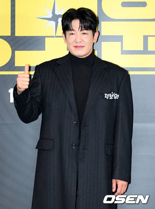 [OSEN=조은정 기자]영화 '정보원(감독 김석)' 언론시사 및 기자간담회가 20일 서울 용산구 CGV 용산아이파크몰에서 열렸다.'정보원'은 강등당한 후 열정도 의지도 수사 감각도 잃은 왕년의 에이스 형사 오남혁(허성태)과 굵직한 사건들의 정보를 제공하며 눈먼 돈을 챙겨왔던 정보원 조태봉(조복래)이 우연히 큰 판에 끼어들며 벌어지는 범죄 액션 코미디 영화다.배우 허성태가 포즈를 취하고 있다. 2025.11.20 /cej@osen.co.kr