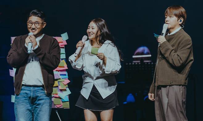 지난 29일 서울 올림픽공원 올림픽홀에서 공연을 개최한&nbsp;어반자카파는 “우리의 콘서트로 조금이나마 따뜻한 겨울을 보내길 바란다”고 밝혔다.&nbsp;앤드류컴퍼니&nbsp;제공