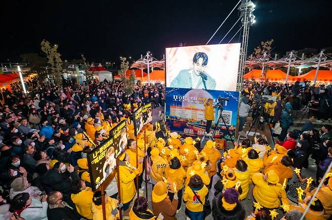 지난 28~29일까지 양일간 포항운하 플라워트리 일원에서 ‘포항의 밤, 달빛포차’ 축제를 성황리에 개최한 가운데 트로트 가수 박서진이 열띤 공연을 펼치고 있다. 포항시 제공