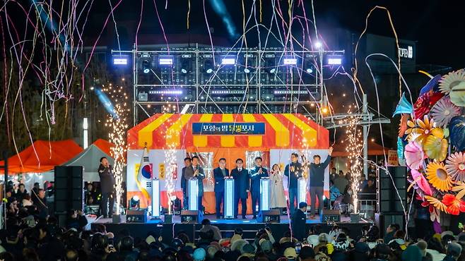 ‘포항의 밤, 달빛포차’ 축제를 성황리에 개최한 가운데 기념촬영을 하고 있다. 포항시 제공