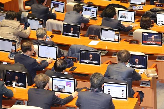 윤대통령 ‘계엄 해제’ 담화 지켜보는 야당 의원둘 - 4일 새벽 국회 본회의장에서 야당 의원들의 윤석열 대통령의 계엄 해제 담화를 지켜보고 있다. 2024.12.4