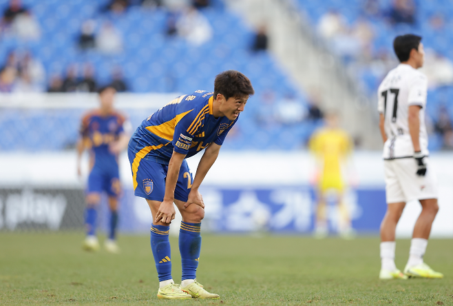 울산 HD 이청용이 30일 울산 문수축구경기장에서 열린 2025 K리그1 최종 38라운드 제주 SK와의 홈 경기에서 숨을 몰아쉬고 있다. K리그 제공