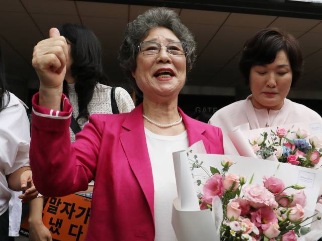 최말자씨가 지난 9월 10일 오후 부산 연제구 부산지방법원에서 열린 재심 선고공판에서 무죄를 선고받은 뒤 법정을 나서며 엄지를 치켜세우고 있다. 뉴스1