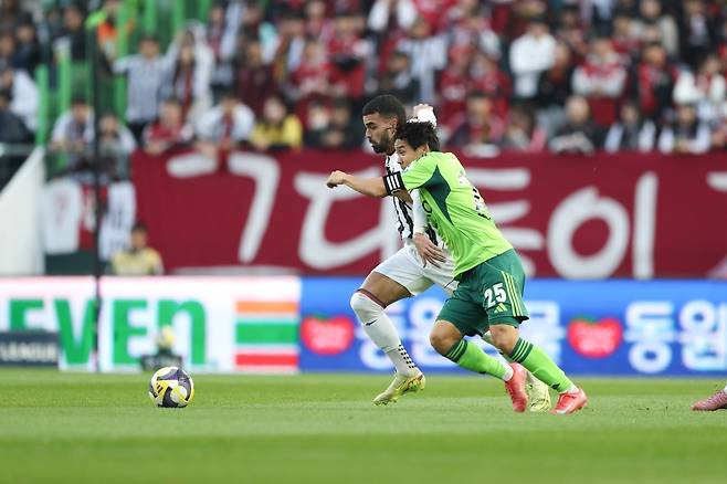 전북 최철순(오른쪽)이 30일 서울과 홈경기 도중 루카스와 공을 다투고 있다. 사진제공|한국프로축구연맹