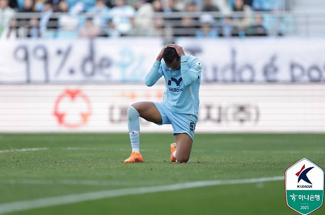 ▲ 30일 대구IM뱅크파크에서 하나은행 K리그1 2025 최종 38라운드를 통해 대구FC와 FC안양이 맞붙었다. 최소한 이기고 다른 팀의 결과를 지켜봐야 했던 대구는 2-2로 비겨 끝내 다이렉트 강등을 당했다. ⓒ 한국프로축구연맹