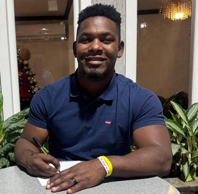 페라자가 한화와 계약서에 사인을 하고 있다. /사진=한화 이글스 제공