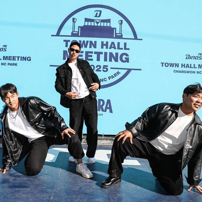 NC 김휘집과 오태양, 김정호(왼쪽부터)가 댄스를 보여주고 있다. /사진=NC 다이노스 제공