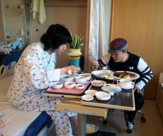 2012년 김장훈 병문안을 간 싸이 /사진=김장훈 SBS