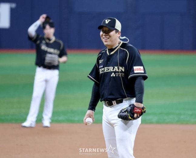 베테랑팀 선발 투수로 나선 김현수. /사진=강영조 선임기자