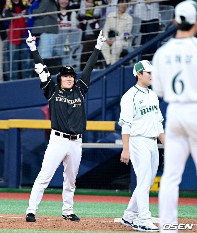 동점 적시타를 치고 기뻐하는 허경민(왼쪽).