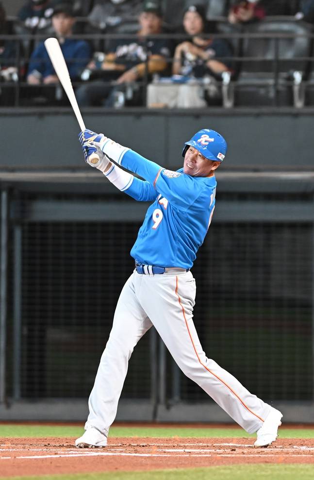 이병규 LG 퓨처스 감독이 30일 일본 홋카이도현 기타히로시마시 에스콘필드 홋카이도에서 열린 '한일 드림 플레이어즈 게임 2025'에서 타격을 하고 있다. /사진=사진공동취재단