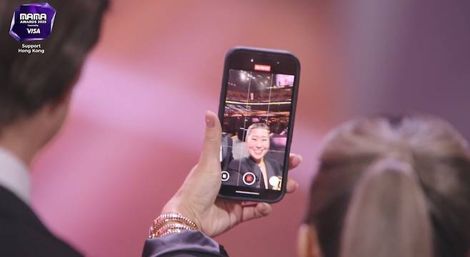 ‘케데헌’ 메기 강, 크리스 아펠한스 감독이 ‘마마 어워즈’에서 셀카를 촬영하고 있다. 사진ㅣ엠넷