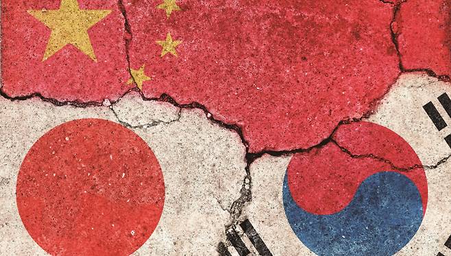 앞마당 · 뒷마당을 함께 쓰는 한중일이 혐중, 혐한, 혐일로 들끊는다.[일러스트｜게티이미지뱅크]