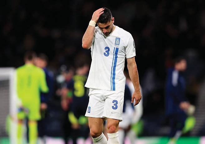 10월 9일 스코틀랜드 글래스고에서 열린 그리스와 스코틀랜드의 2026 북중미월드컵 C조 예선 경기에서 그리스의 콘스탄티노스 쿨리에라키스가 스코틀랜드에 패배한 뒤 실망한 표정으로 경기장을 빠져나가고 있다. 뉴시스&nbsp;