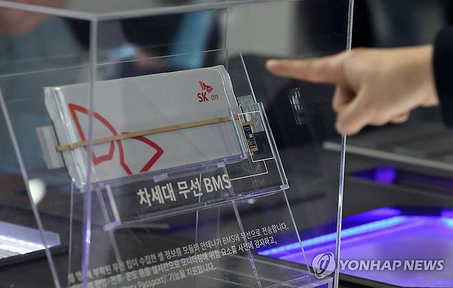 이것이 SK온의 세이프티 테크 플랫폼 (서울=연합뉴스) 윤동진 기자 = 5일 서울 강남구 코엑스에서 열린 인터배터리 2025의 SK 온 부스에 액침냉각 등이 적용된 전기차 하부 모형이 전시돼 있다. 2025.3.5 mon@yna.co.kr