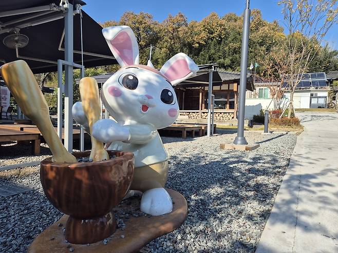산토끼밥상 입구 조형물 [촬영 정종호]