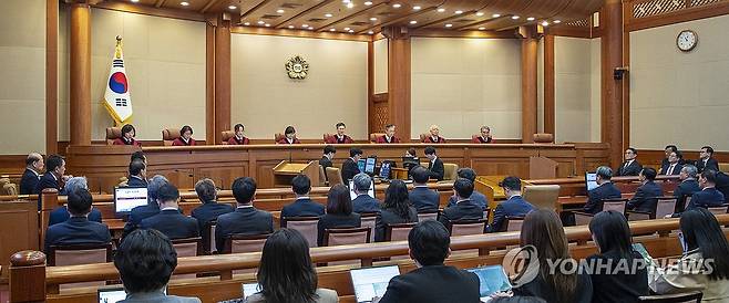 대통령 탄핵심판 선고 (서울=연합뉴스) 문형배 헌법재판소장 권한대행을 비롯한 헌법재판관들이 4일 서울 종로구 헌법재판소 대심판정에서 열린 윤석열 대통령 탄핵심판 선고를 위해 자리에 앉아 있다.
    왼쪽부터 정계선, 김복형, 정정미, 이미선, 문형배, 김형두, 정형식, 조한창 헌재 재판관. 2025.4.4 [사진공동취재단] photo@yna.co.kr