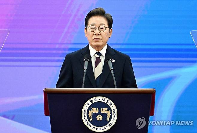 취임 연설하는 이재명 대통령 (서울=연합뉴스) 이재명 대통령이 4일 서울 여의도 국회에서 열린 제21대 대통령 취임선서식에서 '국민께 드리는 말씀' 연설을 하고 있다. 2025.6.4 [국회사진기자단] photo@yna.co.kr