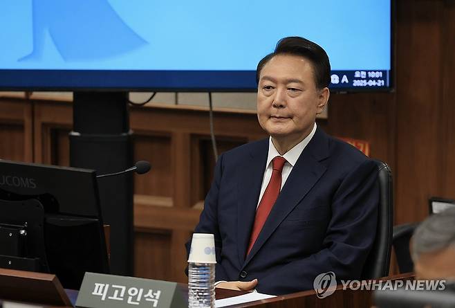 피고인석 앉는 윤석열 전 대통령 (서울=연합뉴스) 윤석열 전 대통령이 21일 서울 서초구 서울중앙지법에서 열린 내란 우두머리 혐의 형사재판 2차 공판에 출석해 있다. 2025.4.21 [사진공동취재단] photo@yna.co.kr