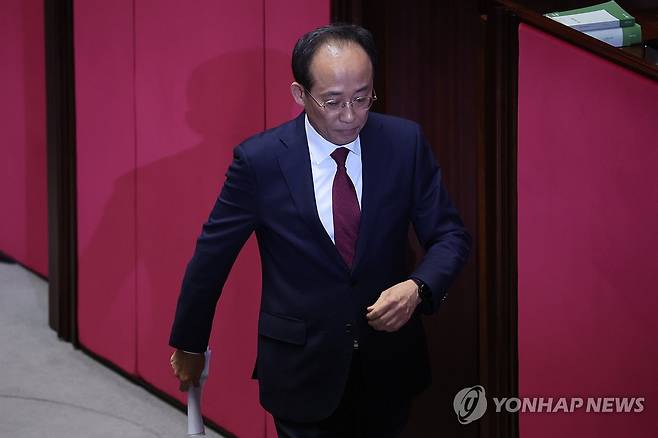 신상발언 마친 추경호 의원 (서울=연합뉴스) 김주성 기자 = 계엄 해제 의결을 방해한 혐의(내란 중요임무 종사)로 구속영장이 청구된 국민의힘 추경호 의원이 27일 국회 본회의에서 자신의 체포동의안 표결에 앞서 신상발언을 한 뒤 발언대에서 내려오고 있다. 2025.11.27 utzza@yna.co.kr