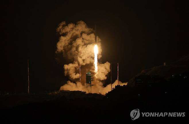 누리호, 우주를 향해 (고흥=연합뉴스) 김성민 기자 = 한국형발사체 누리호가 27일 새벽 전남 고흥군 나로우주센터에서 발사되고 있다.
이번 누리호 4차 발사에는 무게 516㎏ 주탑재위성 '차세대중형위성 3호'와 부탑재위성 12기 등 총 13기 위성이 실렸다. 2025.11.27 ksm7976@yna.co.kr