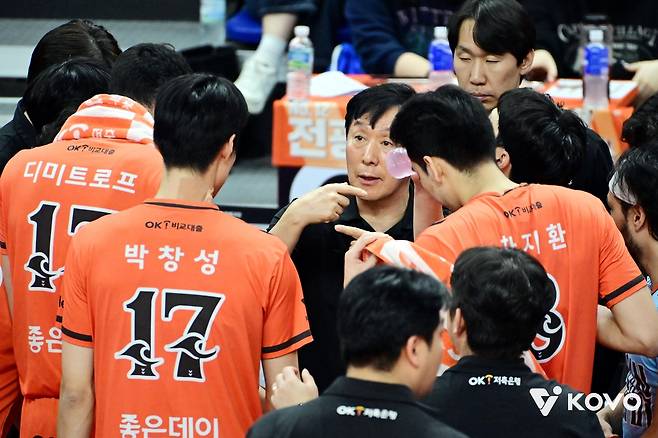 작전을 지시하는 신영철 OK저축은행 감독 [한국배구연맹 제공. 재판매 및 DB 금지]