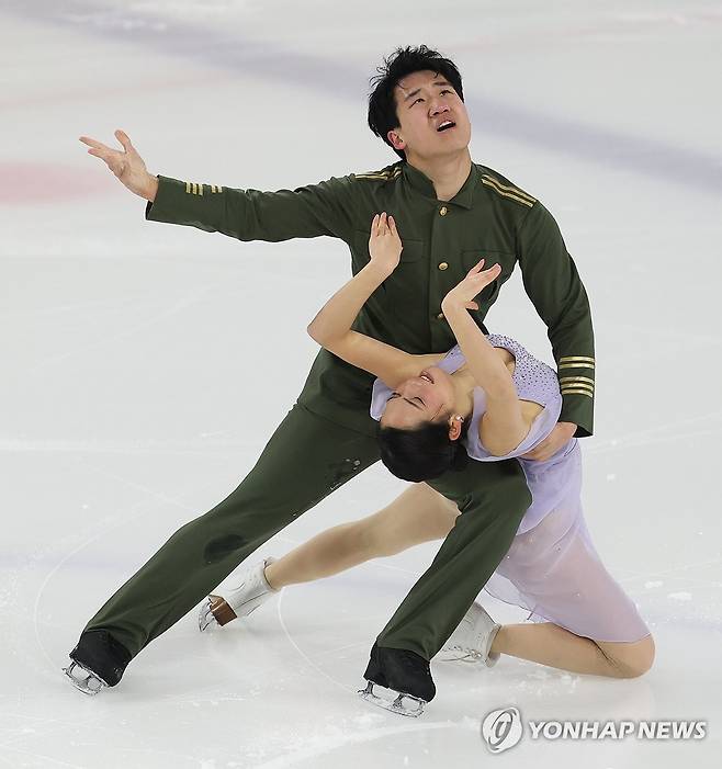 임해나-권예 아이스댄스 (서울=연합뉴스) 신준희 기자 = 30일 목동아이스링크에서 열린 2025 전국남녀 피겨스케이팅 회장배 랭킹대회 아이스댄스 프리댄스에 출전한 임해나와 권예가 경기를 펼치고 있다.
    이번 대회는 2026 밀라노·코르티나담페초 동계올림픽에 나설 대표팀 선수(남자 2명·여자 2명)를 뽑기 위한 1차 선발전이다. 2025.11.30 hama@yna.co.kr