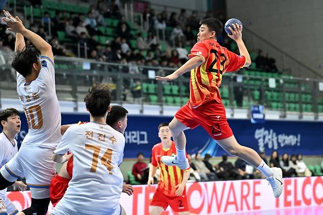 30일 인천도시공사와 경기에서 슛을 던지는 상무 이혁규 [한국핸드볼연맹 제공. 재판매 및 DB 금지]