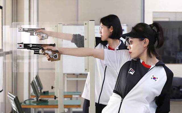 2024 파리 올림픽에서 금메달을 획득한 김예지(앞쪽), 양지인 선수가 연습을 하고 있다. 연합뉴스