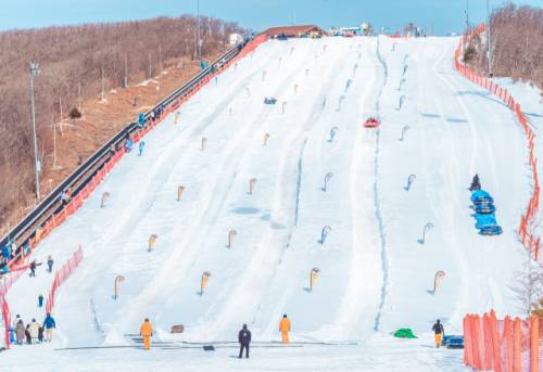◇하이원리조트 스키장이 예년보다 1주일 빠른 28일 2025~2026 스키장 개장식을 갖고 아테나 3-1 슬로프와 눈썰매장을 우선 오픈했다.