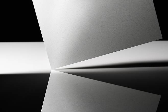 ▲ 동국씨엠 '솔라셀 컬러강판' 제품사진. 컬러강판이 표면에 반사되는 모습을 연출한 모습. 사진제공 동국씨엠