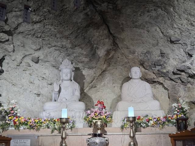 골굴사의 가장 규모가 크게 남아있는 혈사 법당굴에 석불과 원효대사 소상을 모시고 있다.