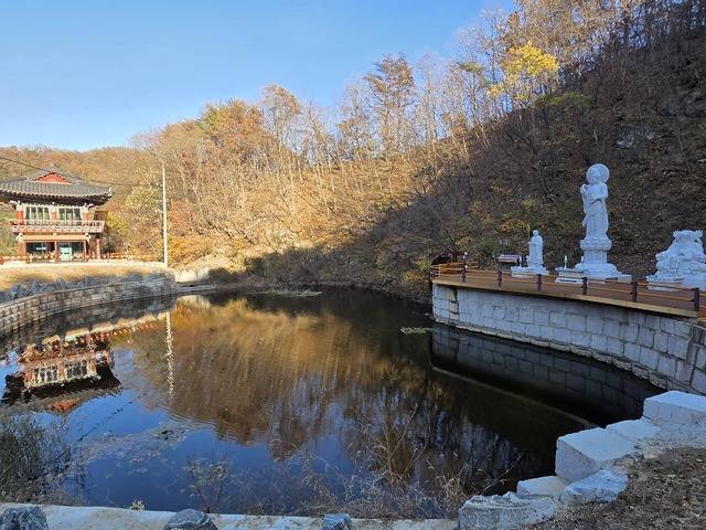 골굴사의 선무도 공연과 문화체험을 위해 조성한 관음지.