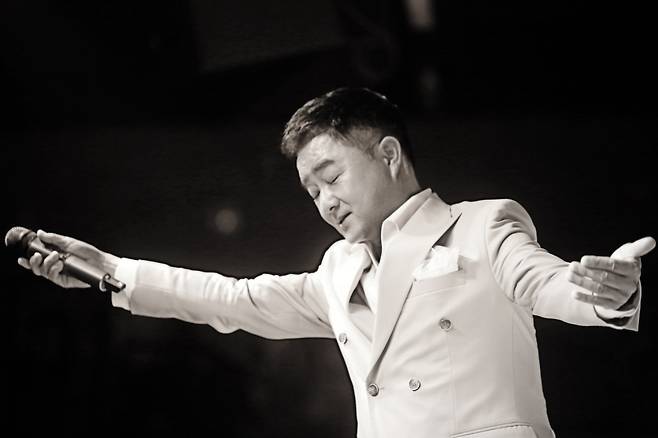 제주 출신 가수 진시몬이 열창하는 모습.