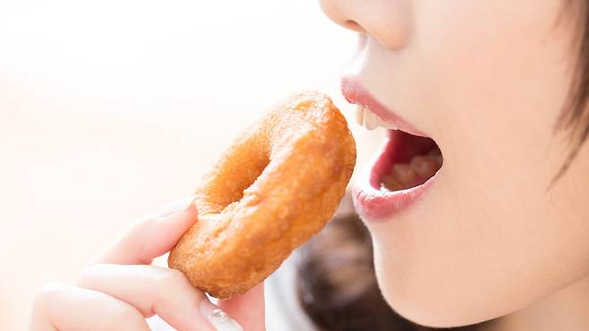 아침을 거른 뒤 점심을 폭식하면 혈당 스파이크의 위험이 있다｜출처: 클립아트코리아