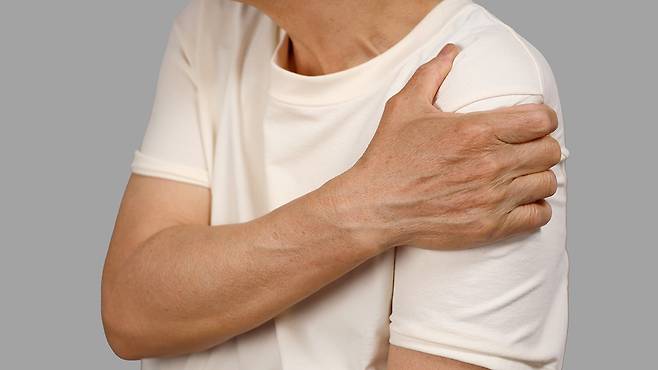 강직기에는 물리·도수 치료로 어깨의 가동 범위를 넓혀 움직임을 회복하는 것이 중요하다｜출처:클립아트코리아